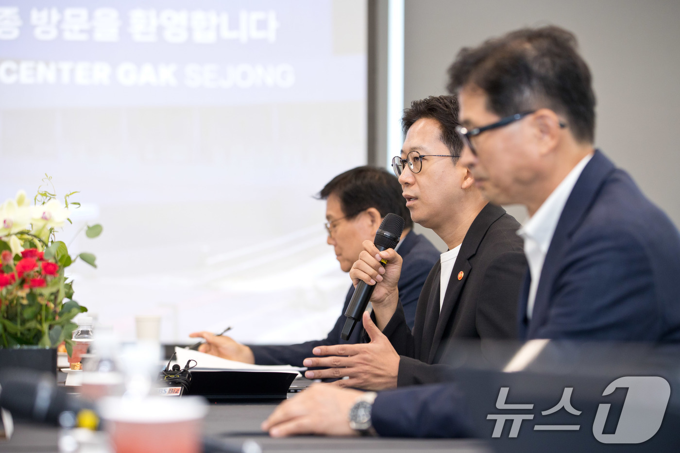 (서울=뉴스1) = 배경훈 과학기술정보통신부 장관이 24일 세종특별자치시 네이버데이터센터 각 세종에서 열린 '인공지능(AI) 데이터센터 현장간담회'에서 인사말을 하고 있다. (과학 …