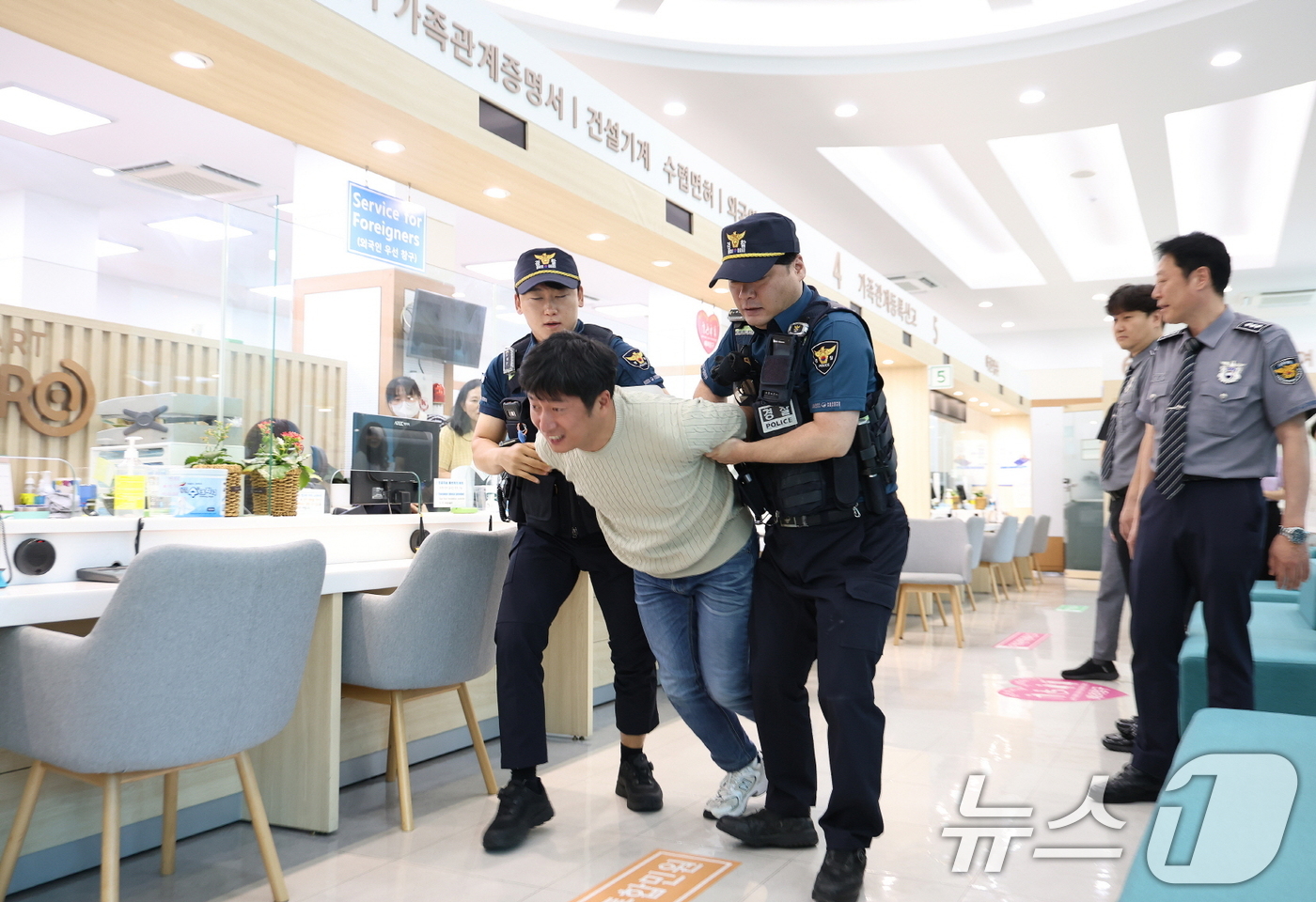 (서울=뉴스1) = 구로구는 24일 서울시 구로구 구로구청 민원여권과에서 구로경찰서와 함께 '민원인 위법행위 대응 모의훈련'을 실시했다고 밝혔다.사진은 모의훈련에서 경찰이 악성 민 …