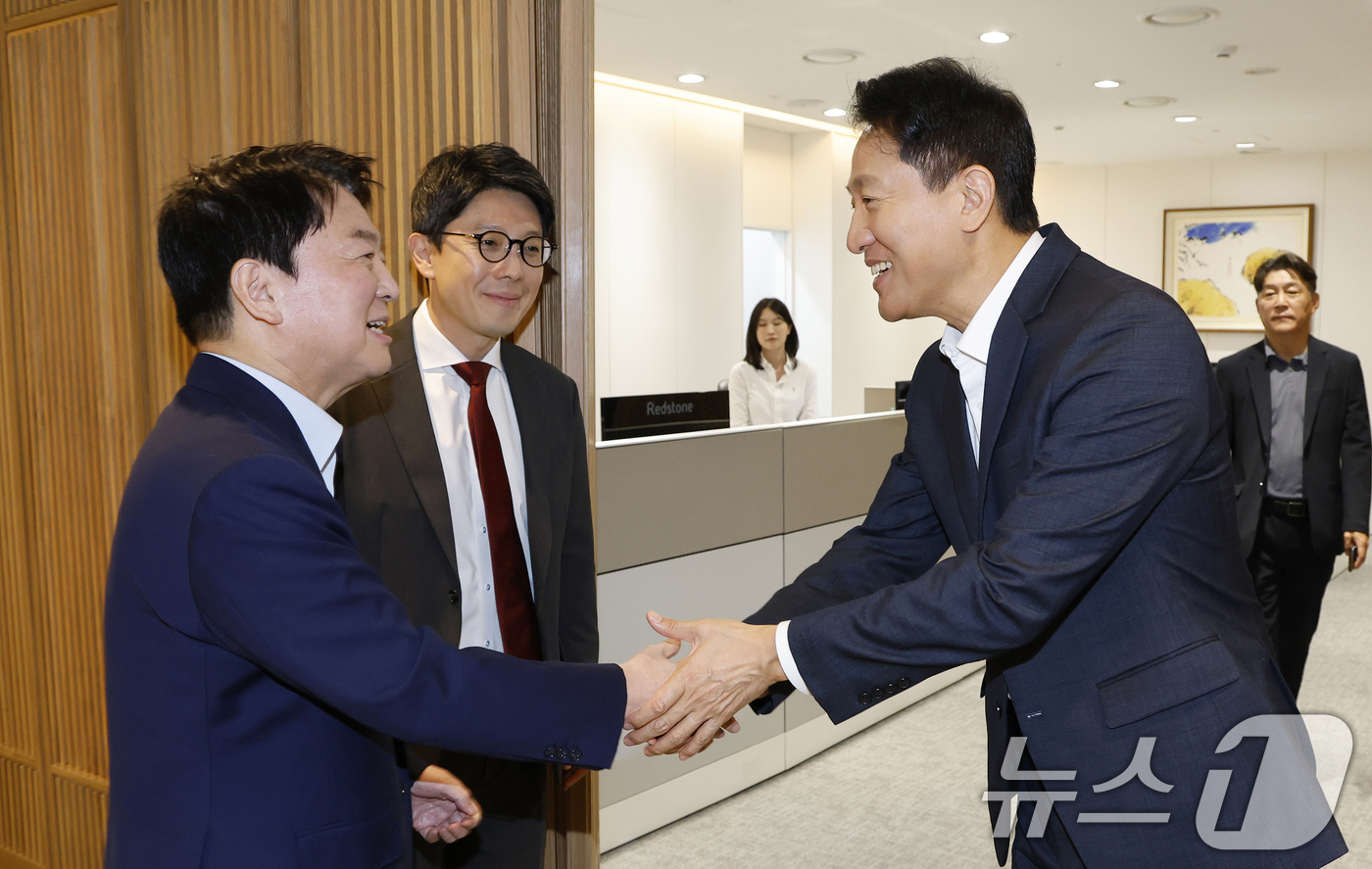 (서울=뉴스1) 장수영 기자 = 오세훈 서울시장과 안철수 국민의힘 의원이 24일 서울 중구 서울시청에서 오찬 회동을 갖기 위해 만나 인사하고 있다. (공동취재) 2025.7.24/ …