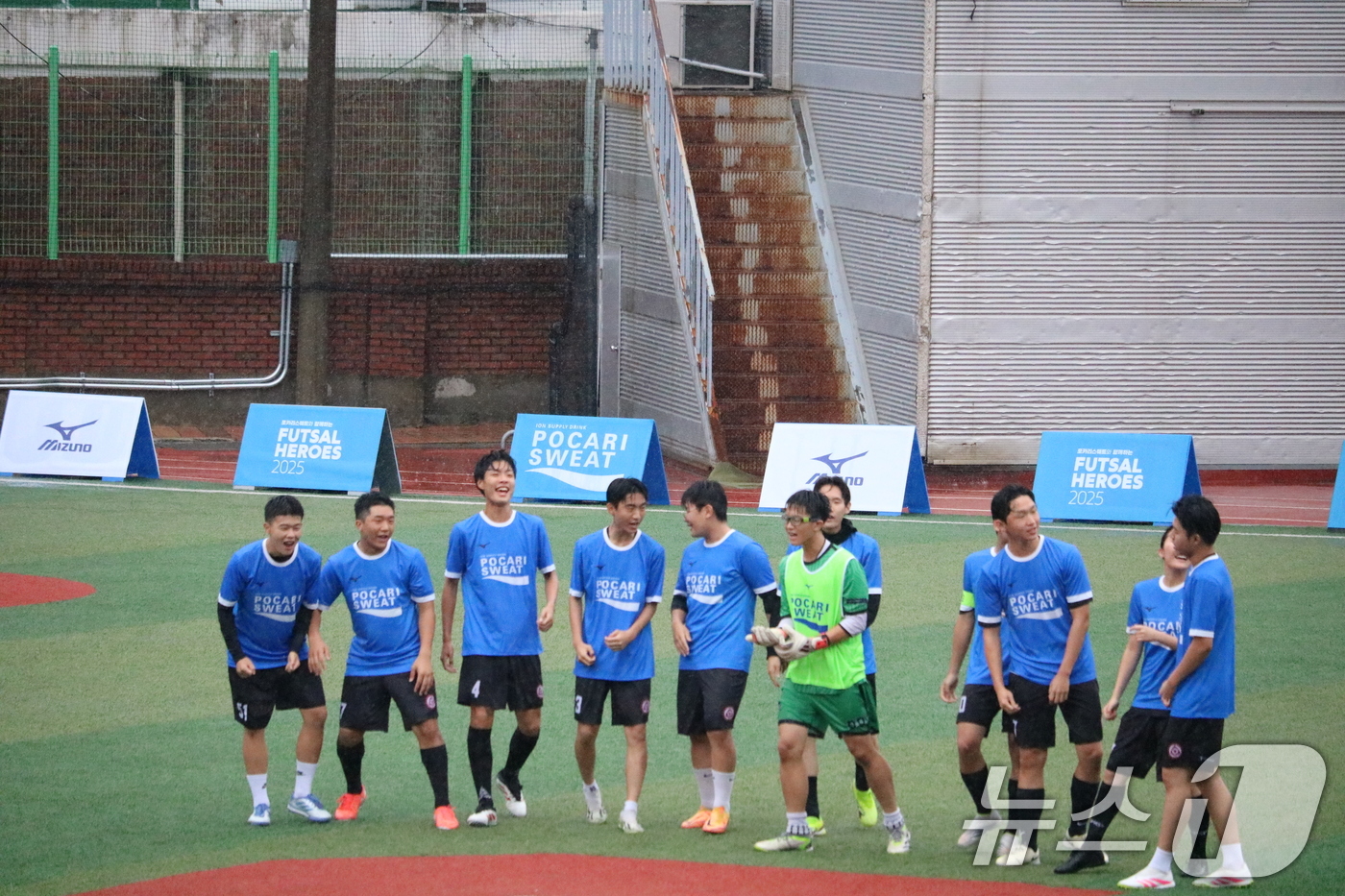 (서울=뉴스1) = 동아오츠카는 1학생 1스포츠 활성화를 위해 서울시교육청과 협업해 장충고등학교 학생들을 대상으로 '포카리스웨트 스쿨어택'을 진행했다고 24일 밝혔다.사진은 '포카 …