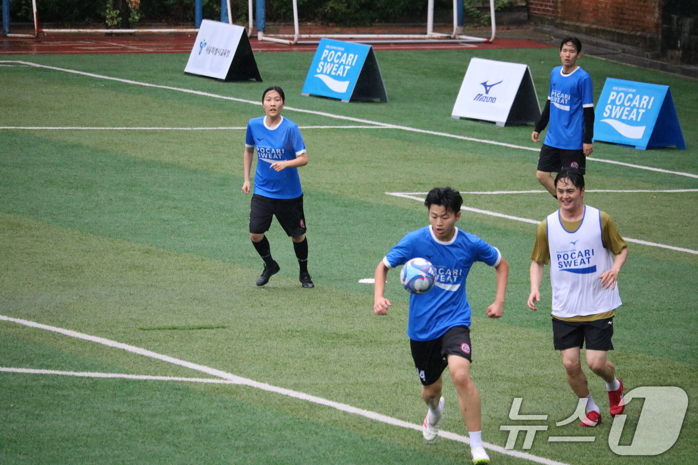 (서울=뉴스1) = 동아오츠카는 1학생 1스포츠 활성화를 위해 서울시교육청과 협업해 장충고등학교 학생들을 대상으로 '포카리스웨트 스쿨어택'을 진행했다고 24일 밝혔다.사진은 '포카 …