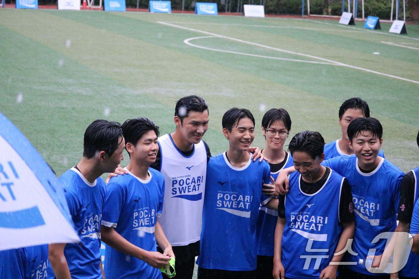 (서울=뉴스1) = 동아오츠카는 1학생 1스포츠 활성화를 위해 서울시교육청과 협업해 장충고등학교 학생들을 대상으로 '포카리스웨트 스쿨어택'을 진행했다고 24일 밝혔다.사진은 '포카 …