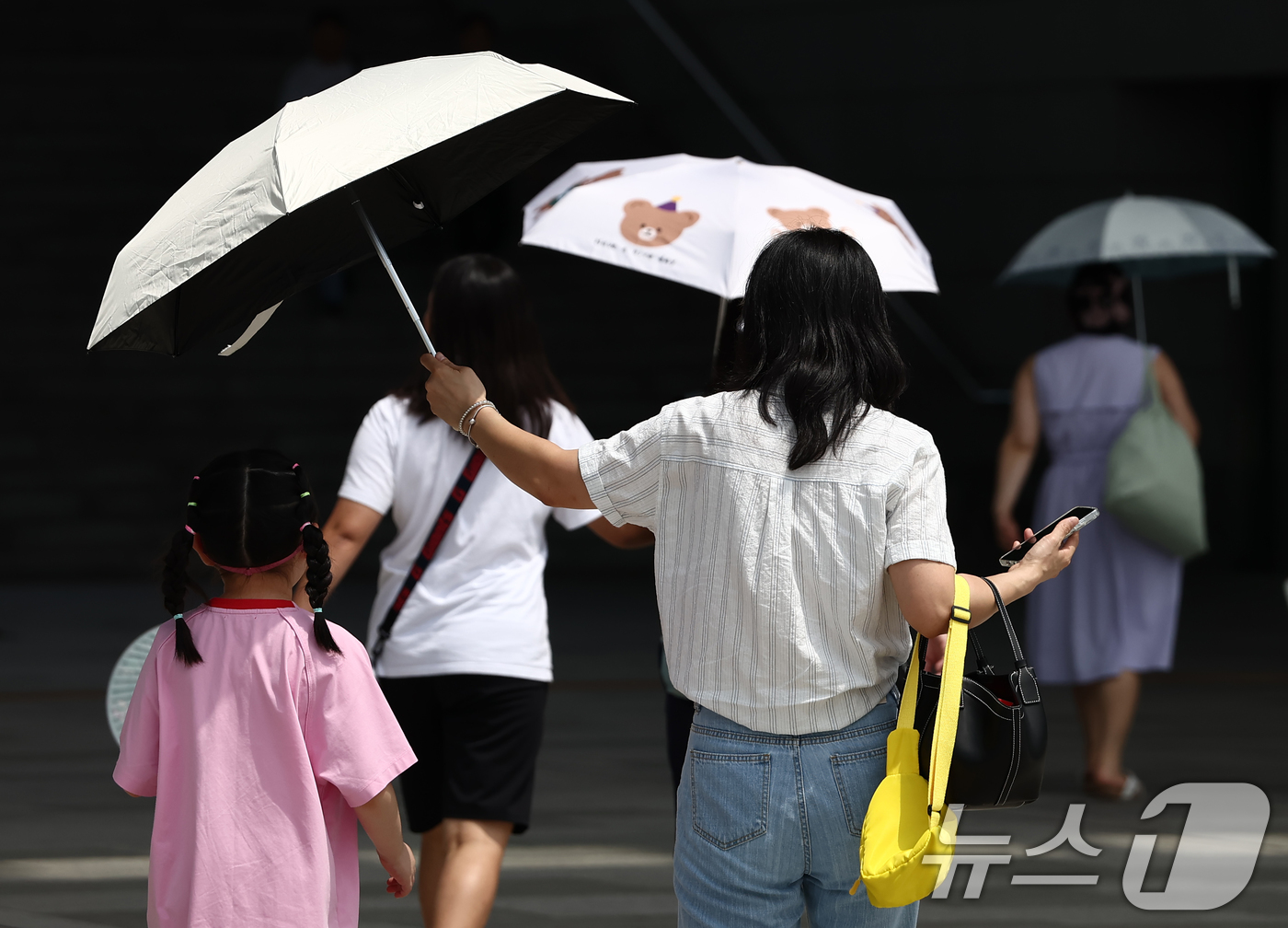 (서울=뉴스1) 김민지 기자 = 서울 전역에 폭염경보가 내려진 24일 서울 용산구 국립중앙박물관에서 시민들이 양산을 쓰고 뜨거운 햇빛을 가리고 있다. 2025.7.24/뉴스1
