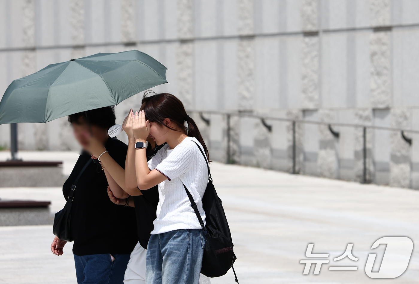 (서울=뉴스1) 김민지 기자 = 서울 전역에 폭염경보가 내려진 24일 서울 용산구 국립중앙박물관에서 시민들이 양산을 쓰고 뜨거운 햇빛을 가리고 있다. 2025.7.24/뉴스1