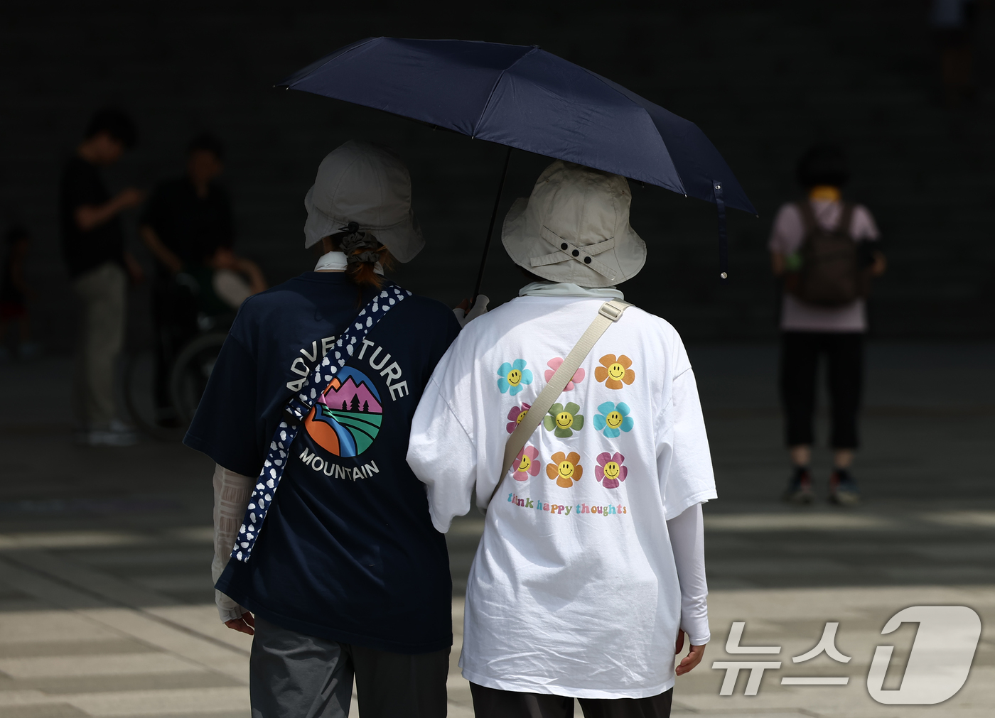 (서울=뉴스1) 김민지 기자 = 서울 전역에 폭염경보가 내려진 24일 서울 용산구 국립중앙박물관에서 시민들이 양산을 쓰고 뜨거운 햇빛을 가리고 있다. 2025.7.24/뉴스1