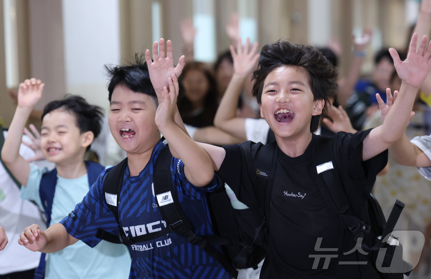 (수원=뉴스1) 김영운 기자 = 24일 경기 수원시 팔달구 매산초등학교에서 여름 방학식을 마친 학생들이 하교하고 있다.