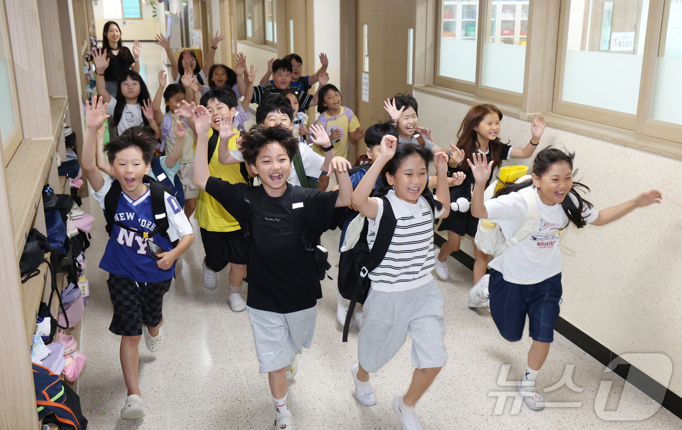 (수원=뉴스1) 김영운 기자 = 24일 경기 수원시 팔달구 매산초등학교에서 여름 방학식을 마친 학생들이 하교하고 있다.