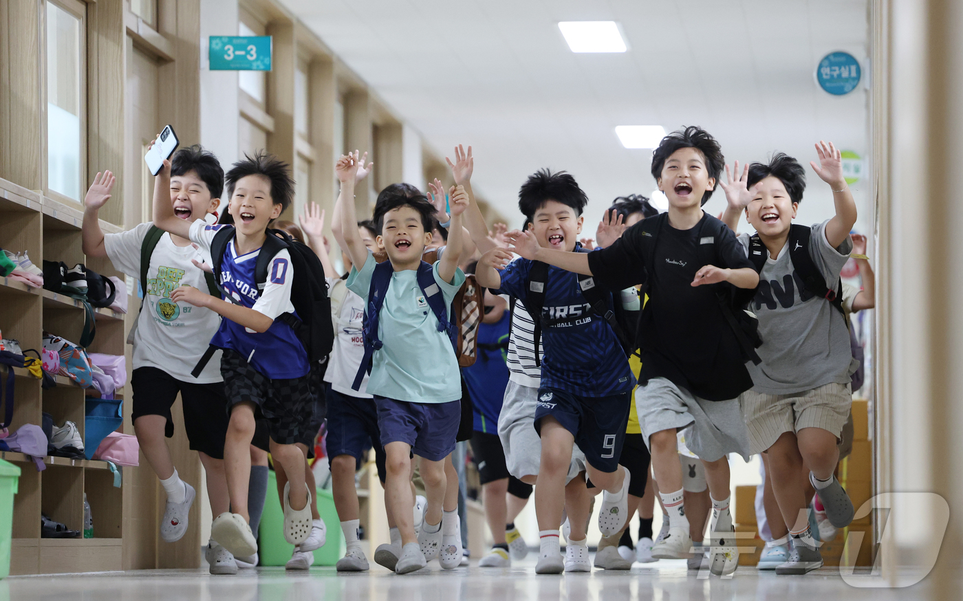 (수원=뉴스1) 김영운 기자 = 24일 경기 수원시 팔달구 매산초등학교에서 여름 방학식을 마친 학생들이 하교하고 있다.