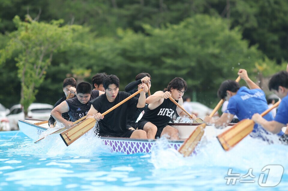 본문 이미지 - '2025 해양수산 미래교육 페스타'에 참가한 학생들이 해양레포츠 대회에서 카약을 힘차게 젓고 있다.(전남도교육청 제공, 재판매 및 DB 금지)/뉴스1  