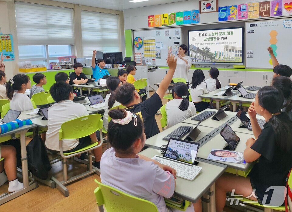 본문 이미지 - 목포산정초 학생들의 대통령 공약을 주제로 한 수업 장면(전남도교육청 제공, 재판매 및 DB 금지)/뉴스1  