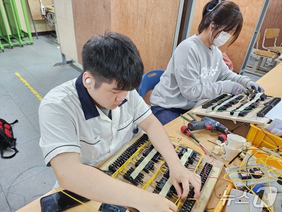 본문 이미지 - 국가기술자격 필기시험 면제자 검정시험에서 응시생이 실기시험을 치르고 있다. (전남도교육청 제공, 재판매 및 DB 금지)/뉴스1 