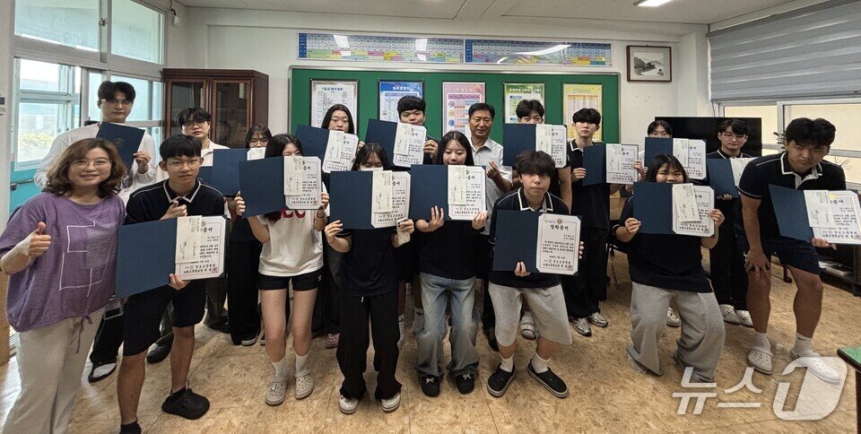 본문 이미지 - '모의고사 장학금'을 받은 학생들이 상장을 들고 기념사진을 찍고 있다.(전남도교육청 제공, 재판매 및 DB 금지)/뉴스1  