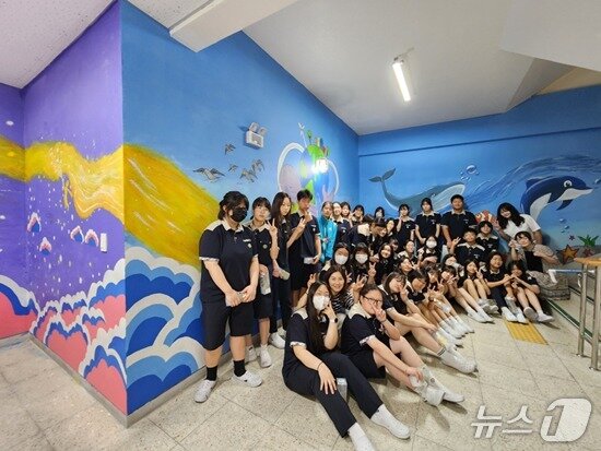 본문 이미지 - '교내 생태환경 벽화' 제작에 참여한 학생들이 완성된 벽화를 배경으로 기념사진을 찍고 있다. (전남도교육청 제공, 재판매 및 DB 금지)/뉴스1 