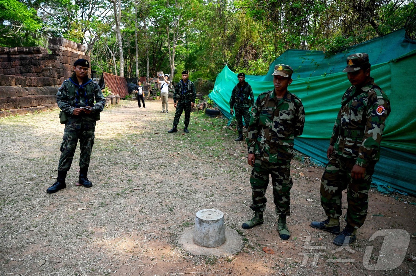 (AFP=뉴스1) 최종일 선임기자 = 캄보디아 군인(우측)과 태국 군인이 2025년 3월 26일 국경 분쟁지역인 프라삿 타 무엔 톰(프라삿 탄 무엔 톰)에서 경계 근무를 서고 있다 …