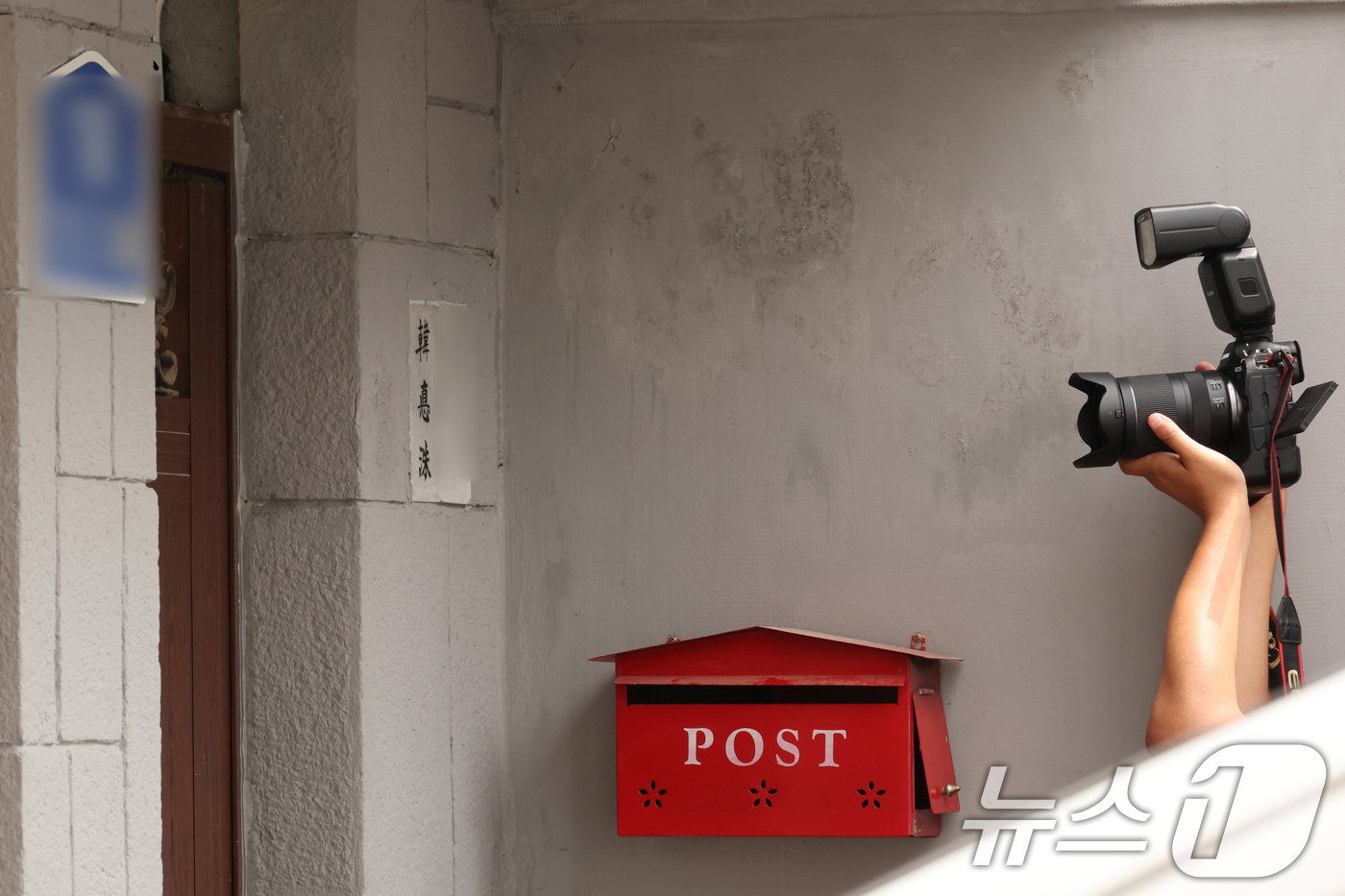 (서울=뉴스1) 장수영 기자 = 12·3 비상계엄 사태 관련 내란·외환 사건을 수사하는 내란 특검팀이 24일 오전 서울 종로구에 위치한 한덕수 전 국무총리 자택에서 압수수색 중인 …