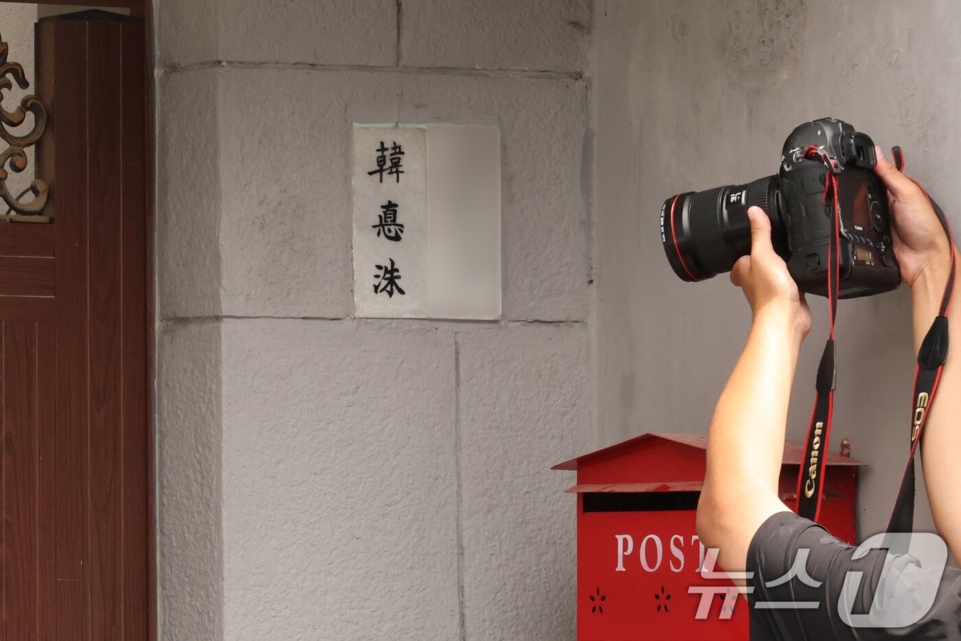 본문 이미지 - 12·3 비상계엄 사태 관련 내란·외환 사건을 수사하는 내란 특검팀이 24일 오전 서울 종로구에 위치한 한덕수 전 국무총리 자택에서 압수수색 중인 가운데 취재진이 취재를 하고 있다. &#40;공동취재&#41; 2025.7.24/뉴스1 ⓒ News1 장수영 기자