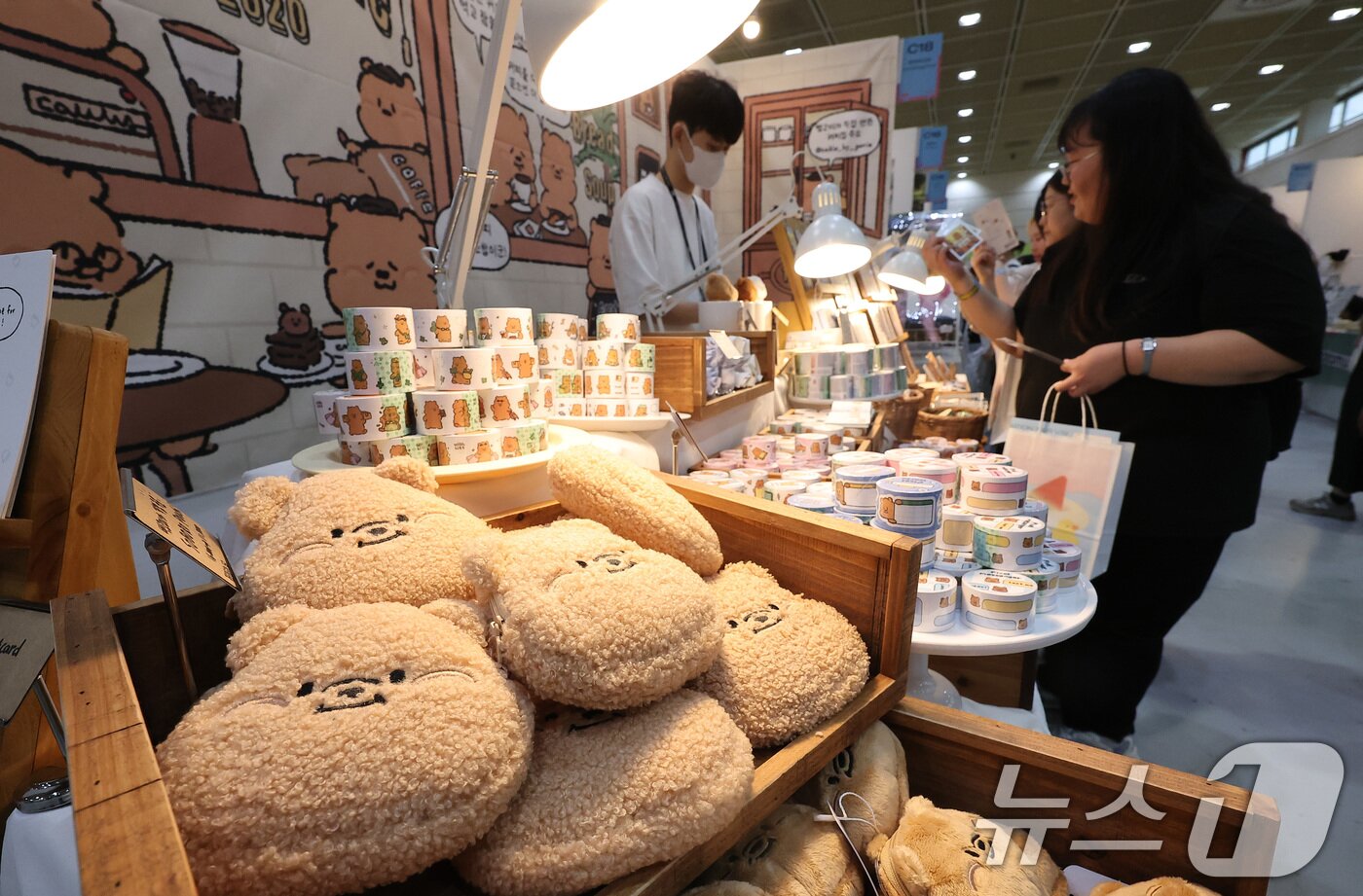 본문 이미지 - 24일 서울 강남구 삼성동 코엑스에서 열린 서울일러스트레이션페어vol.19를 찾은 관람객들이 전시장을 둘러보고 있다. 2025.7.24/뉴스1 ⓒ News1 김성진 기자