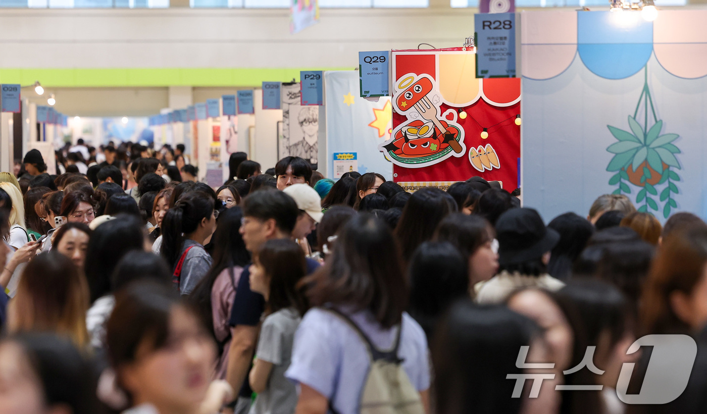 (서울=뉴스1) 김성진 기자 = 24일 서울 강남구 삼성동 코엑스에서 열린 서울일러스트레이션페어vol.19를 찾은 관람객들이 전시장을 둘러보고 있다. 2025.7.24/뉴스1