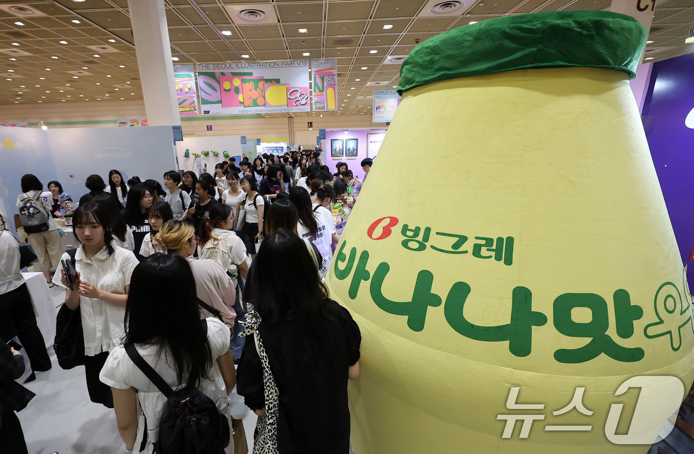 (서울=뉴스1) 김성진 기자 = 24일 서울 강남구 삼성동 코엑스에서 열린 서울일러스트레이션페어vol.19를 찾은 관람객들이 전시장을 둘러보고 있다. 2025.7.24/뉴스1