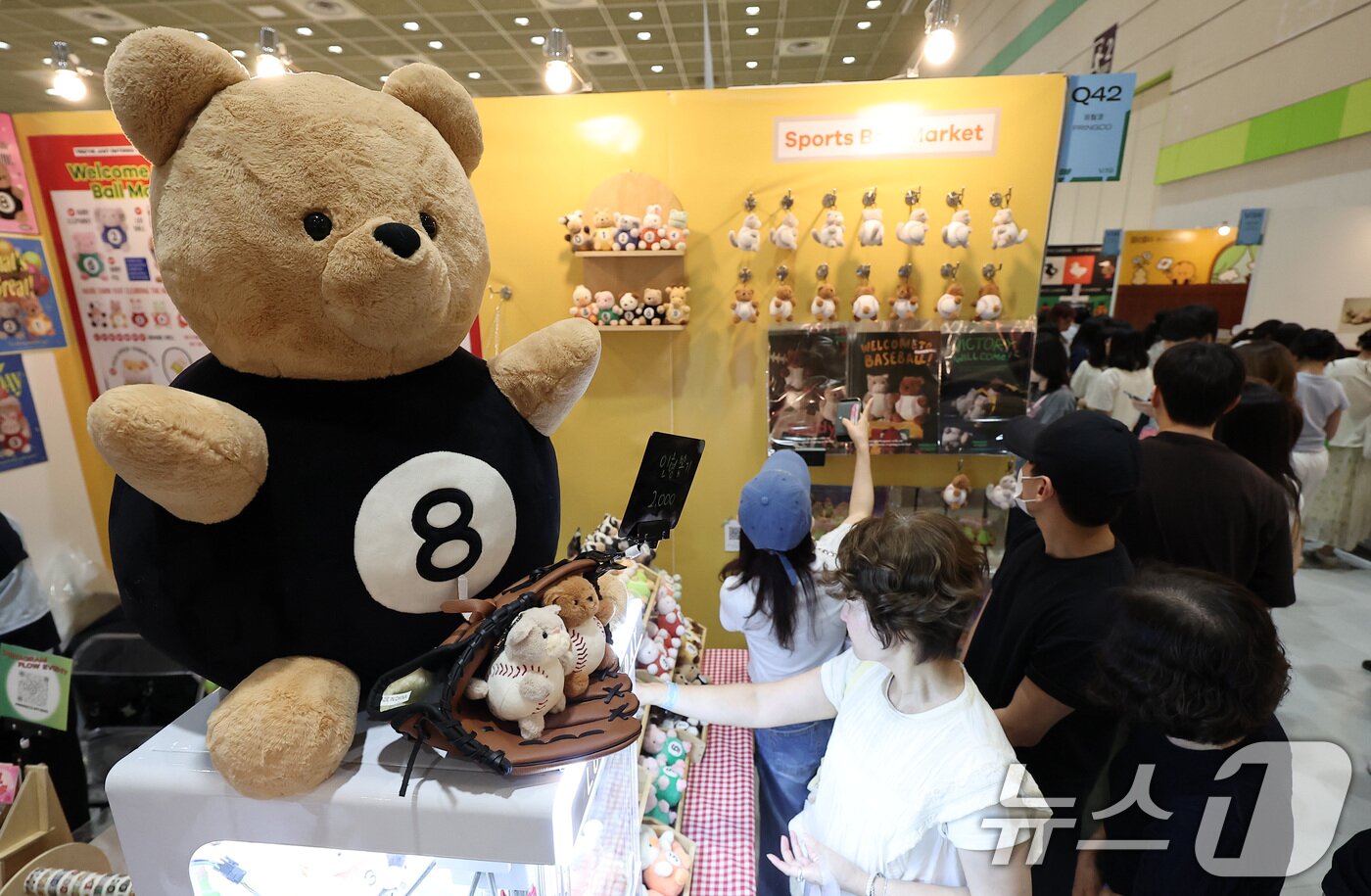 본문 이미지 - 24일 서울 강남구 삼성동 코엑스에서 열린 서울일러스트레이션페어vol.19를 찾은 관람객들이 전시장을 둘러보고 있다. 2025.7.24/뉴스1 ⓒ News1 김성진 기자