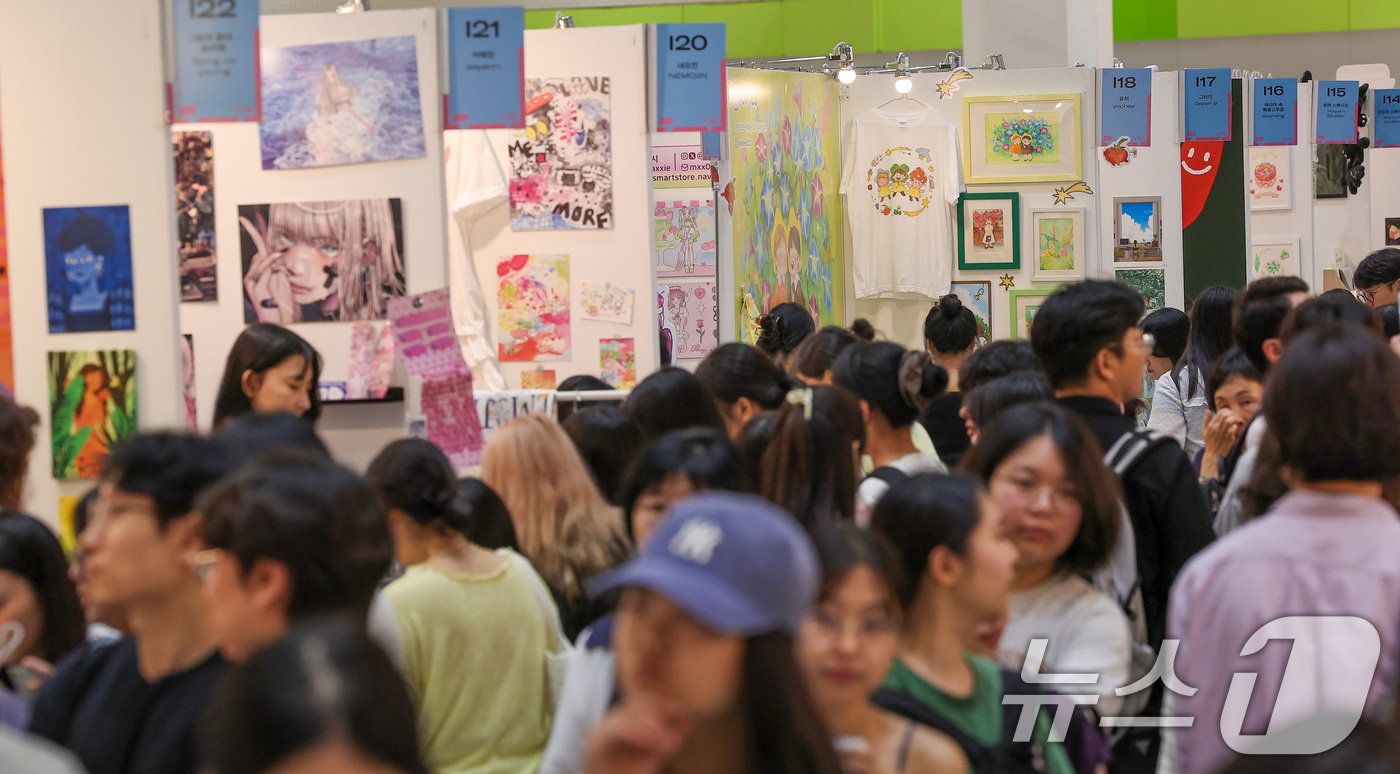 (서울=뉴스1) 김성진 기자 = 24일 서울 강남구 삼성동 코엑스에서 열린 서울일러스트레이션페어vol.19를 찾은 관람객들이 전시장을 둘러보고 있다. 2025.7.24/뉴스1