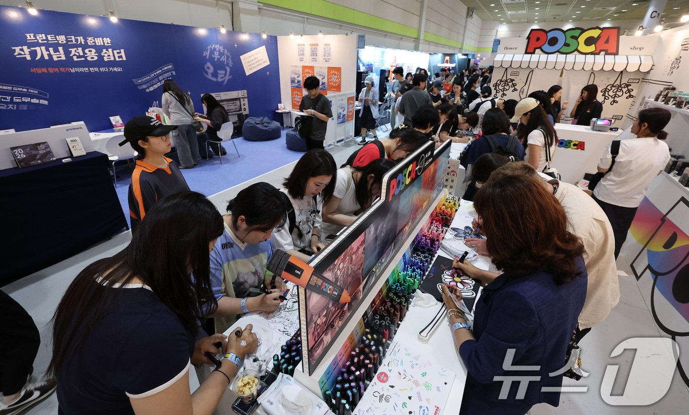 (서울=뉴스1) 김성진 기자 = 24일 서울 강남구 삼성동 코엑스에서 열린 서울일러스트레이션페어vol.19를 찾은 관람객들이 일러스트 체험을 하고 있다. 2025.7.24/뉴스1