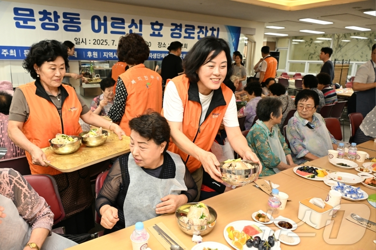 (대전=뉴스1) 이동원 기자 = 대전 중구 문창동은 24일, 복지만두레 주최로 문창교회에서 관내 어르신 200여 명을 초청해 ‘어르신 섬김 효(孝) 경로잔치’를 성황리에 개최했다. …