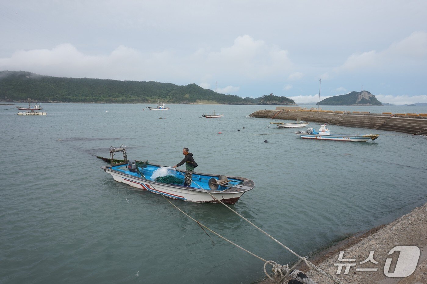 본문 이미지 - 청등도 선착장 풍경.오른쪽 방파제 너머로 관매도의 각흘도와 방아섬이 보인다.  2025.7.25/뉴스1 ⓒ News1 조영석 기자