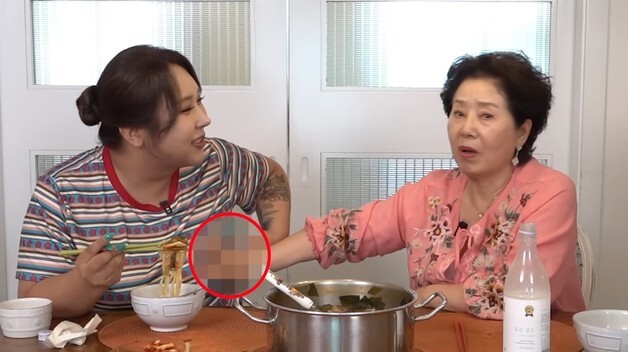 트랜스젠더 풍자 가슴 만진 선우용여 "너무 크네…없는 것보다 낫다"