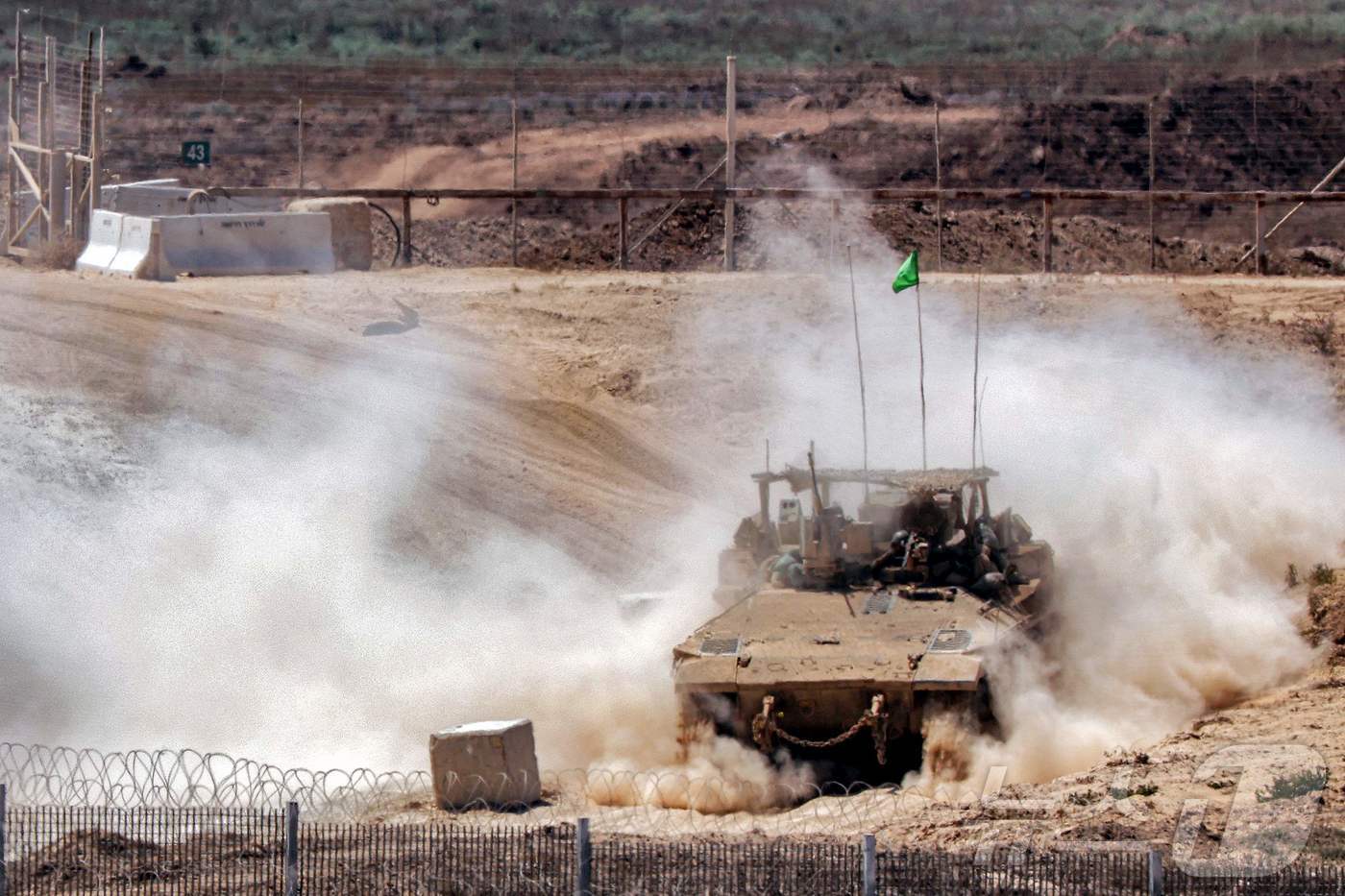 (AFP=뉴스1) 윤다정 기자 = 23일(현지시간) 이스라엘 남부 가자지구 접경 지역의 한 군사 거점에서 이스라엘군 보병 전투 차량(IFV)이 먼지를 일으키며 이동하고 있다. 20 …
