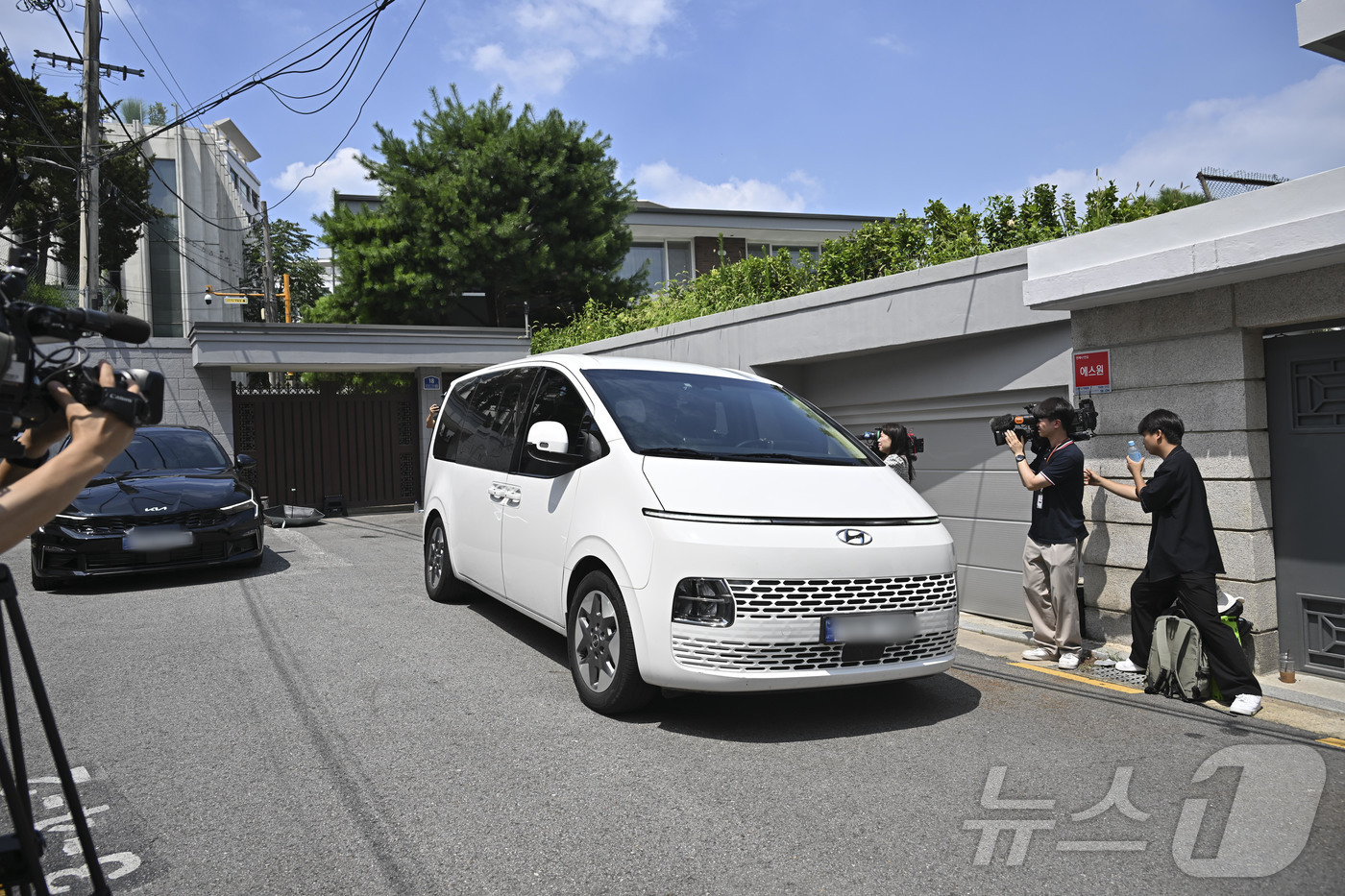 (서울=뉴스1) 장수영 기자 = 12·3 비상계엄 사태 관련 내란·외환 사건을 수사하는 내란 특검팀이 24일 서울 종로구 한덕수 전 국무총리 자택 압수 수색을 마치고 나서 차량을 …