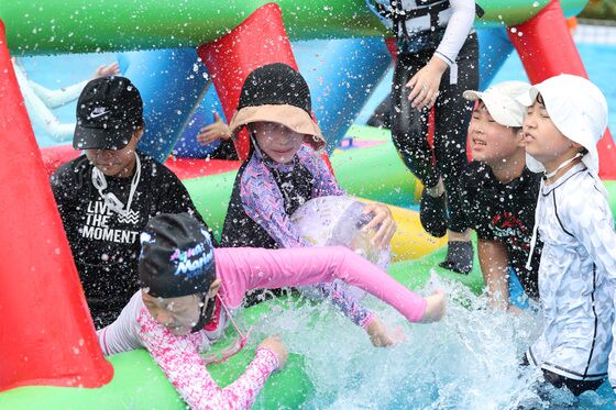 한여름 이불덮은 찜통 더위…기온 38도 육박, 체감 37도 '후텁지근'
