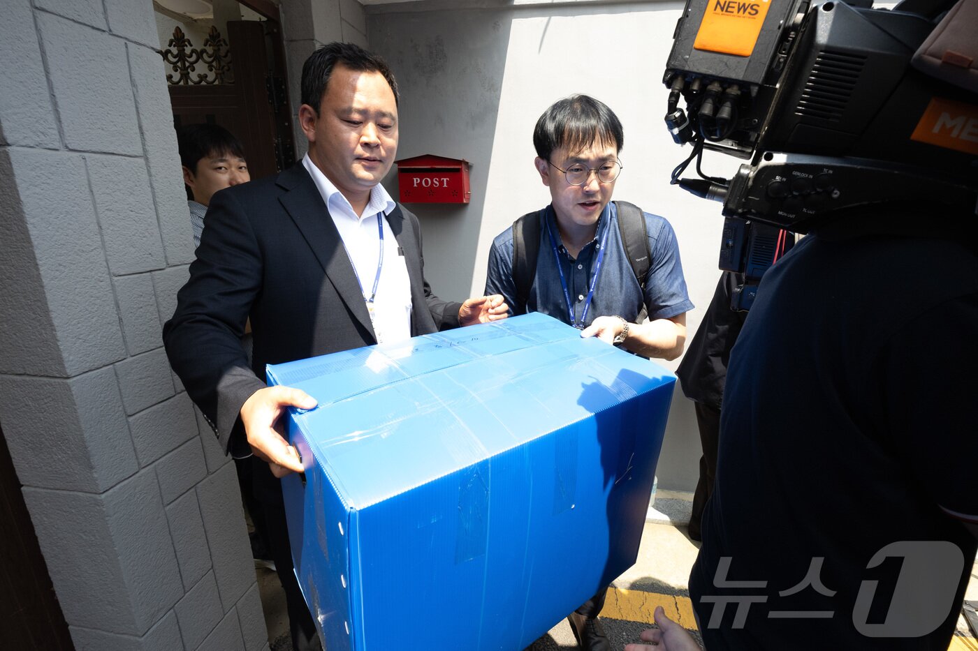 본문 이미지 - 12·3 비상계엄 관련 내란·외환 혐의를 수사하는 내란 특검 관계자들이  지난달 24일 오후 서울 종로구 한덕수 전 국무총리 자택에서 압수수색을 마친 뒤 압수품을 들고 나서고 있다. &#40;공동취재&#41; 2025.7.24/뉴스1 ⓒ News1 장수영 기자