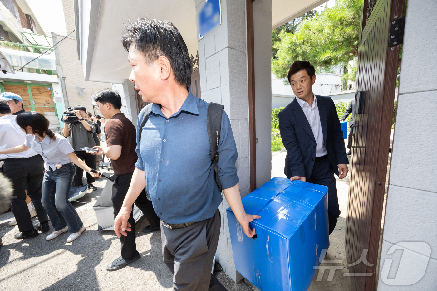 (서울=뉴스1) 장수영 기자 = 12·3 비상계엄 관련 내란·외환 혐의를 수사하는 내란 특검 관계자들이 24일 오후 서울 종로구 한덕수 전 국무총리 자택에서 압수수색을 마친 뒤 압 …