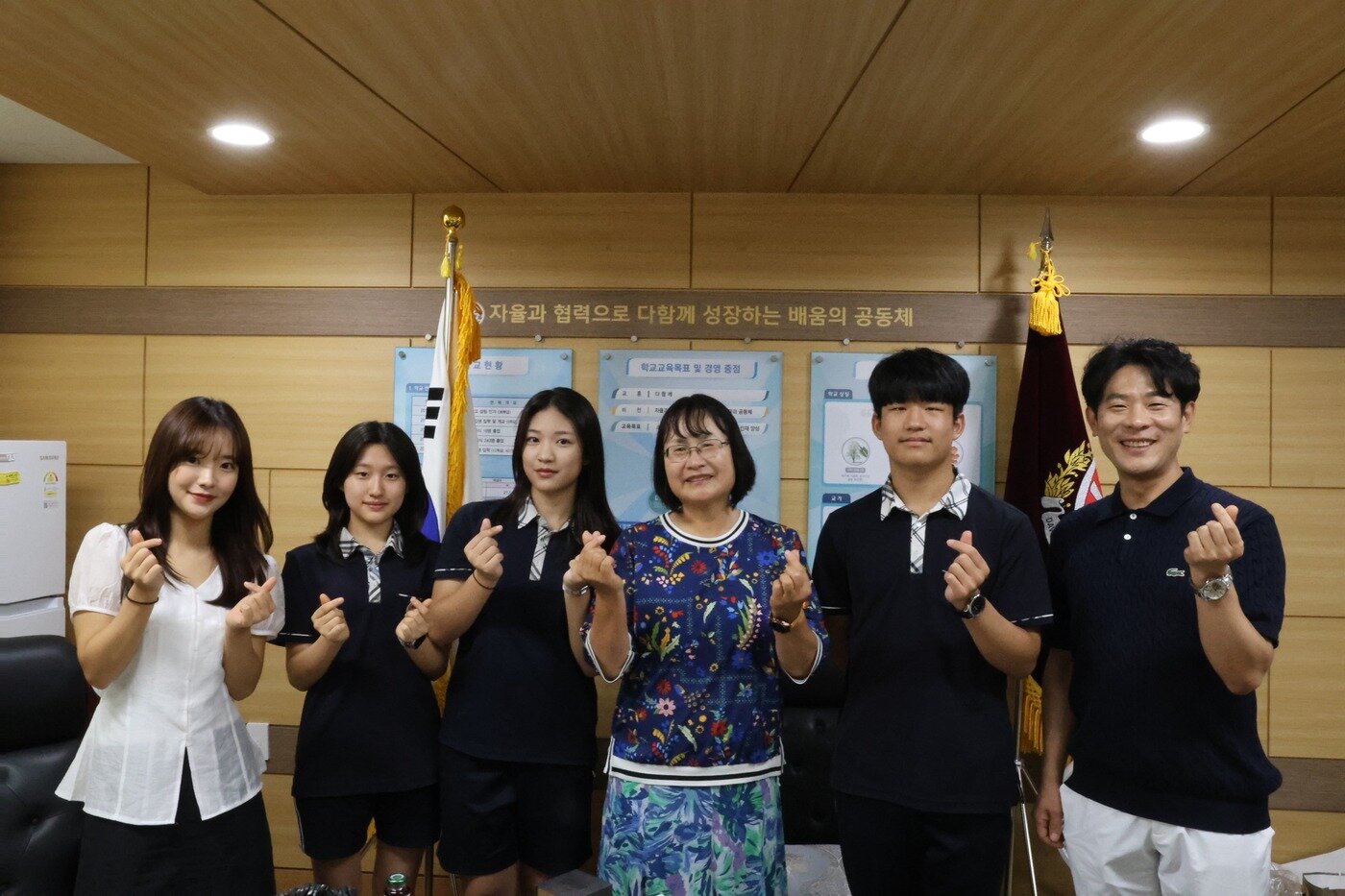 본문 이미지 - 리로소프트 담당자가 '우리 선생님을 소개합니다' 최다 참여 학교상을 시상한 다원중학교를 방문해 기념촬영을 하고 있다. 사진=리로소프트 제공