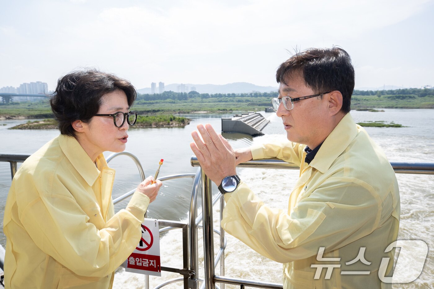본문 이미지 - 김성환 환경부 장관이 4대강 재자연화 검토를 위해 세종시 세종보 현장을 살펴보고 있다. &#40;환경부 제공. 재판매 및 DB 금지&#41; 2025.7.24/뉴스1