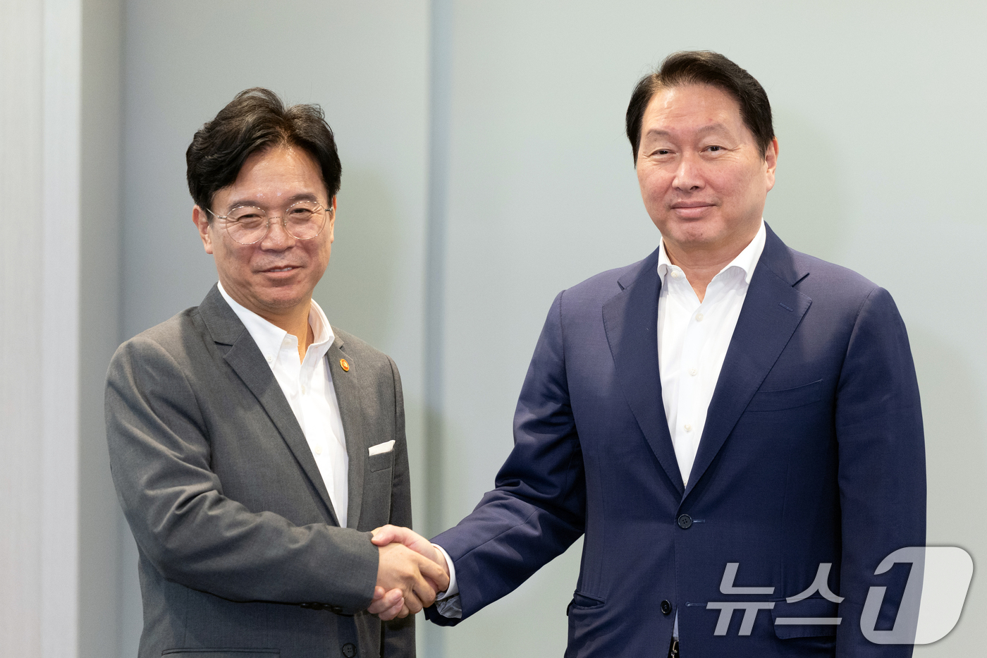 (서울=뉴스1) 이승배 기자 = 김영훈 고용노동부 장관이 24일 오후 서울 중구 대한상공회의소에서 최태원 대한상공회의소 회장과 악수하고 있다. 2025.7.24/뉴스1