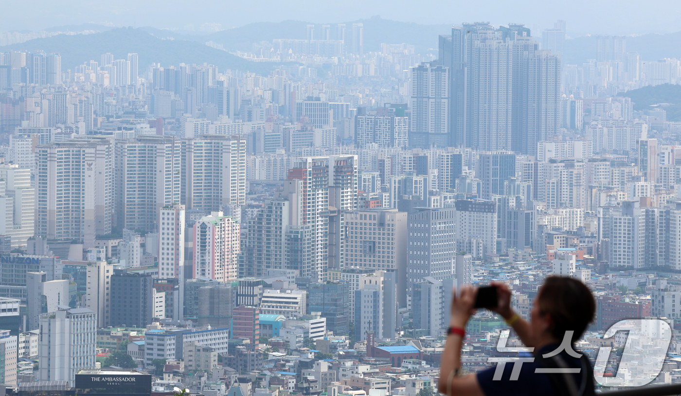 (서울=뉴스1) 김명섭 기자 = 정부의 6·27 부동산 대출 규제로 시장 내 유동성이 위축되며 서울 아파트값 상승세가 4주 연속 줄었다. 전세가격은 25주째 오름세를 이어갔다.24 …