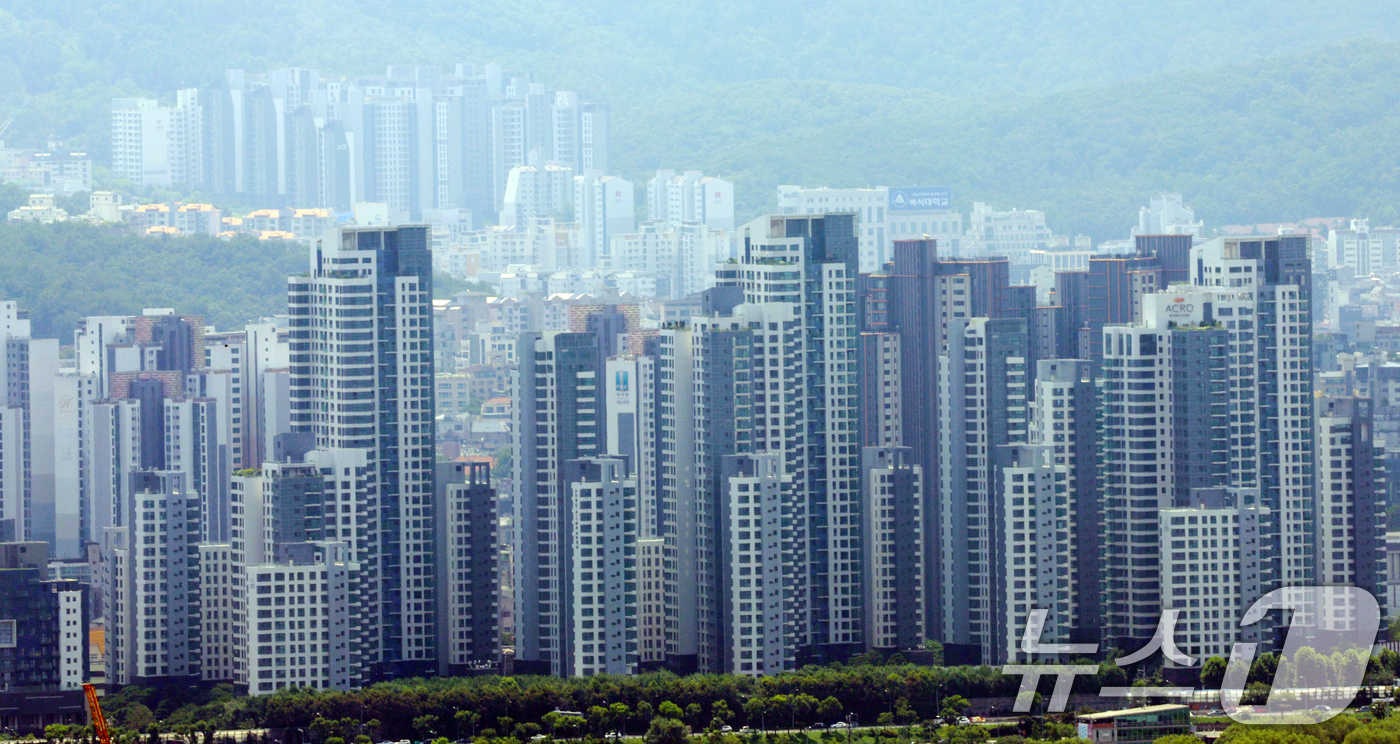 (서울=뉴스1) 김명섭 기자 = 정부의 6·27 부동산 대출 규제로 시장 내 유동성이 위축되며 서울 아파트값 상승세가 4주 연속 줄었다. 전세가격은 25주째 오름세를 이어갔다.24 …