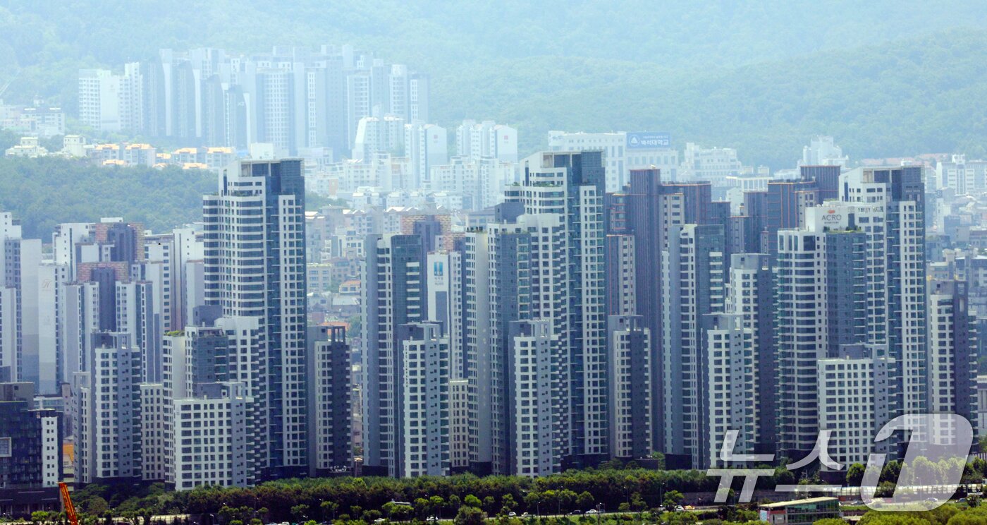본문 이미지 - 서울 남산에서 바라본 서울 시내 아파트 모습. /뉴스1 ⓒ News1 김명섭 기자