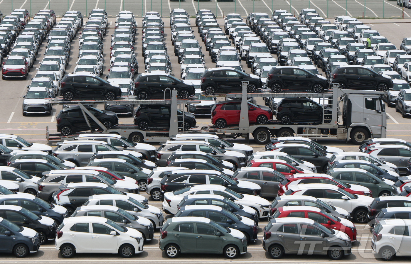 (평택=뉴스1) 김영운 기자 = 한국이 미국의 자동차 관세를 낮추기 위해 대미 투자펀드 조성을 검토 중이라고 블룸버그통신이 24일 보도했다.익명을 요구한 소식통은 하워드 러트닉 미 …