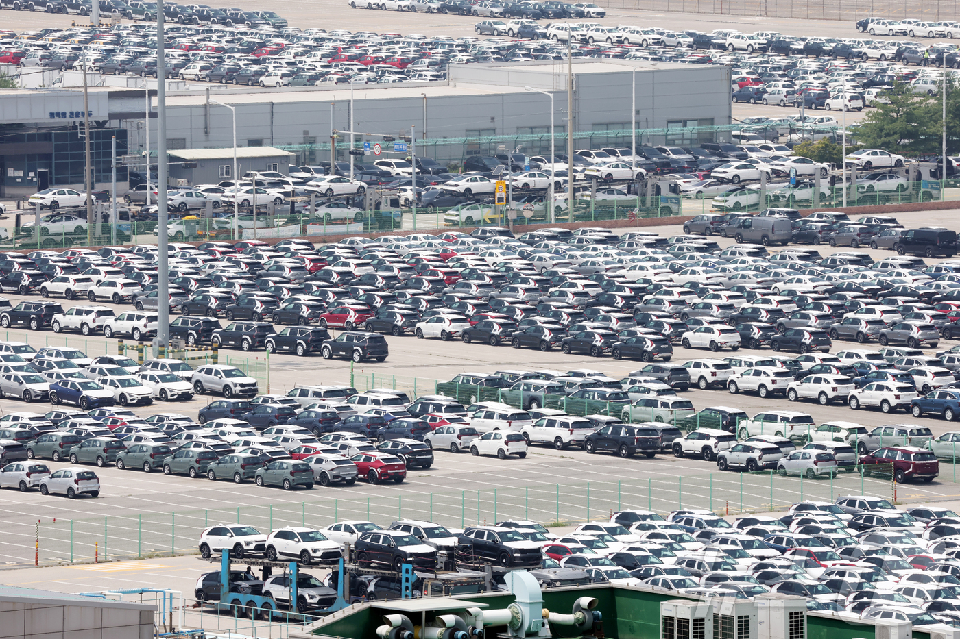 (평택=뉴스1) 김영운 기자 = 한국이 미국의 자동차 관세를 낮추기 위해 대미 투자펀드 조성을 검토 중이라고 블룸버그통신이 24일 보도했다.익명을 요구한 소식통은 하워드 러트닉 미 …