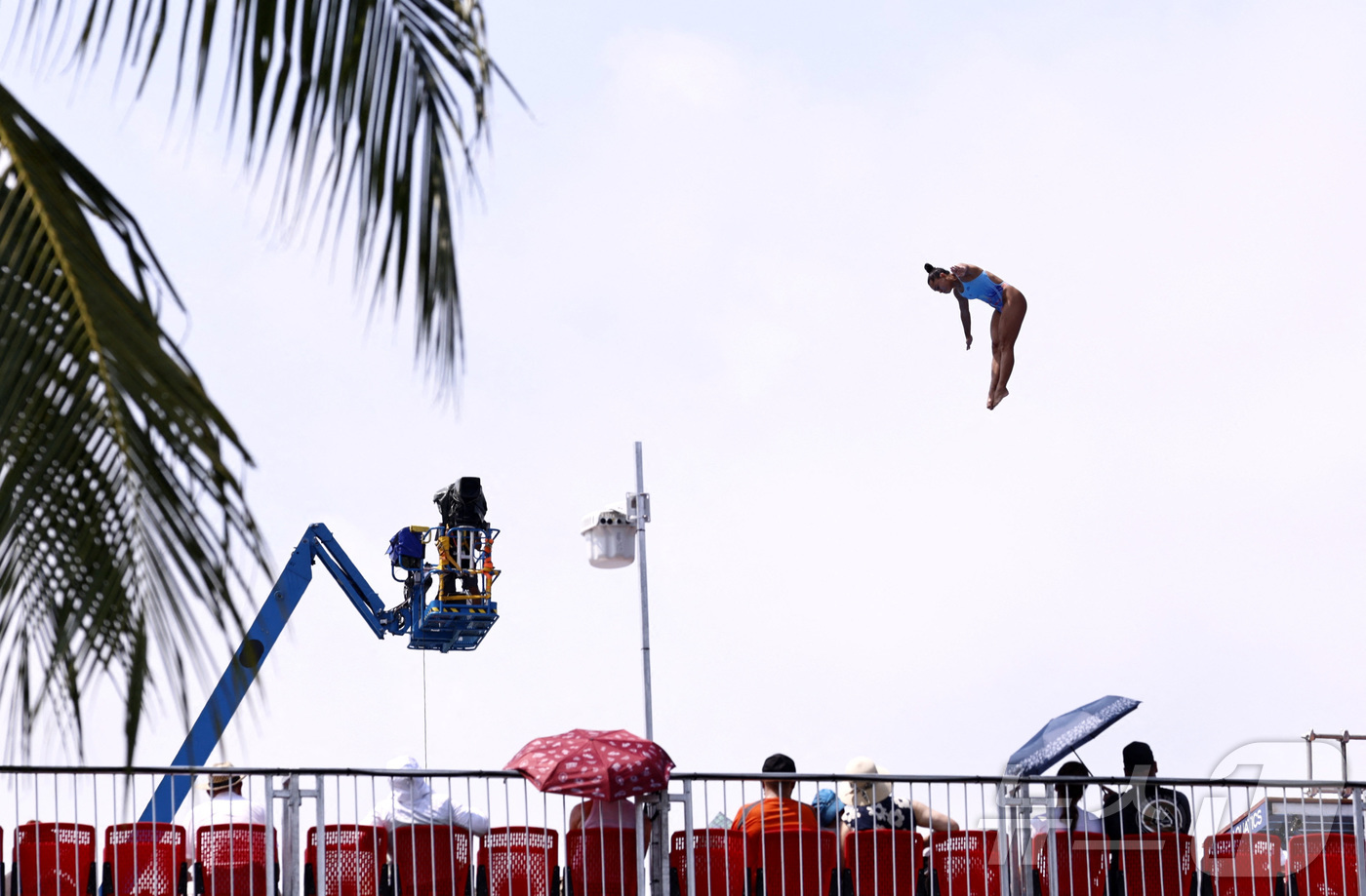 (싱가포르 로이터=뉴스1) 권영미 기자 = 24일 싱가포르 센토사섬에서 열린 세계 아쿠아틱스 선수권 대회 하이 다이빙 여자 20미터(m) 경기에서 멕시코의 알레한드라 소피아 아귈라 …