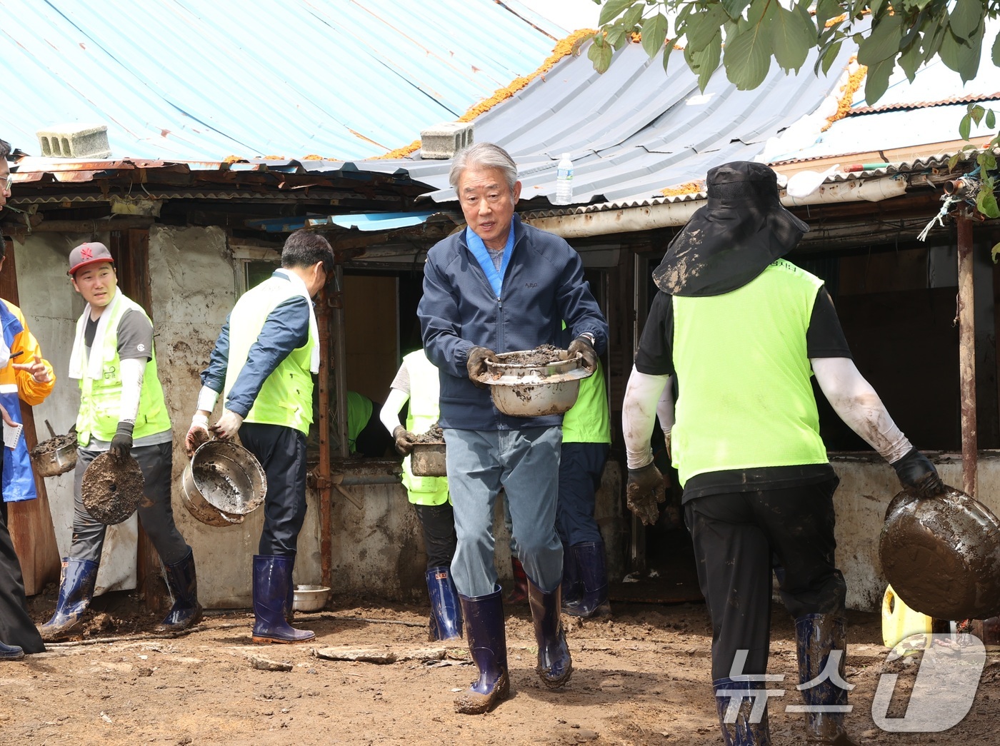(서울=뉴스1) = 강호동 농협중앙회장이 범농협 임직원들과 함께 24일 집중호우로 큰 수해를 입고 특별재난지역으로 선포된 경기 가평지역을 방문해 피해농업인을 위로하고 재해복구 지원 …