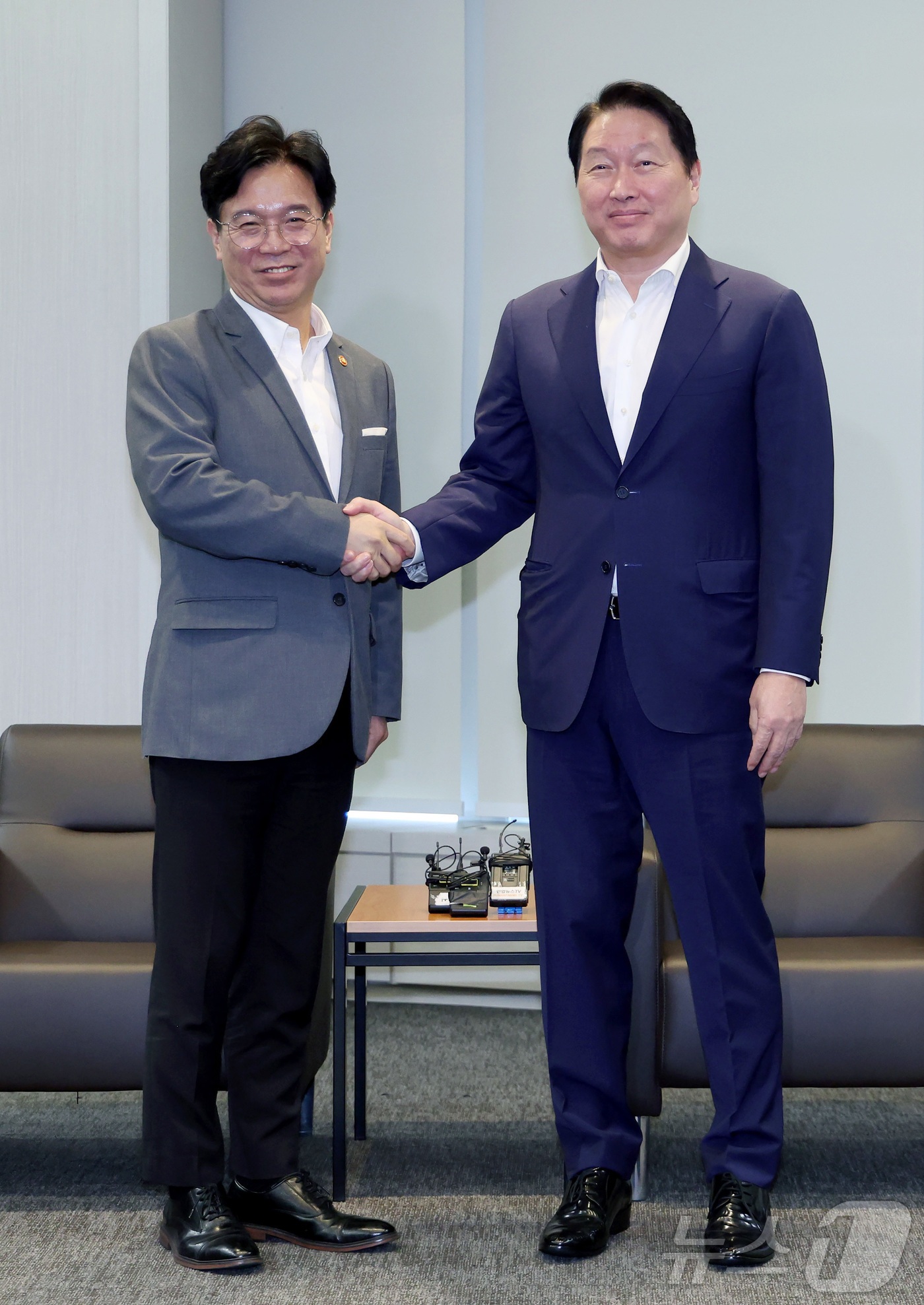 (서울=뉴스1) 이승배 기자 = 김영훈(왼쪽) 고용노동부 장관과 최태원 대한상공회의소 회장이 24일 서울 중구 대한상의에서 만나 악수하고 있다. (공동취재) 2025.7.24/뉴스 …