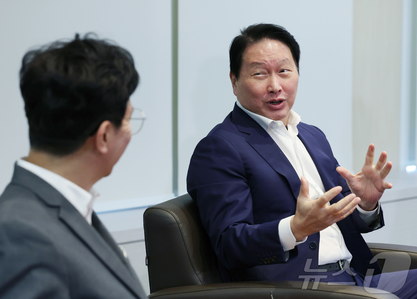 (서울=뉴스1) 이승배 기자 = 최태원 대한상공회의소 회장이 24일 서울 중구 대한상의에서 김영훈 고용노동부 장관과 만나 대화하고 있다.  (공동취재) 2025.7.24/뉴스1