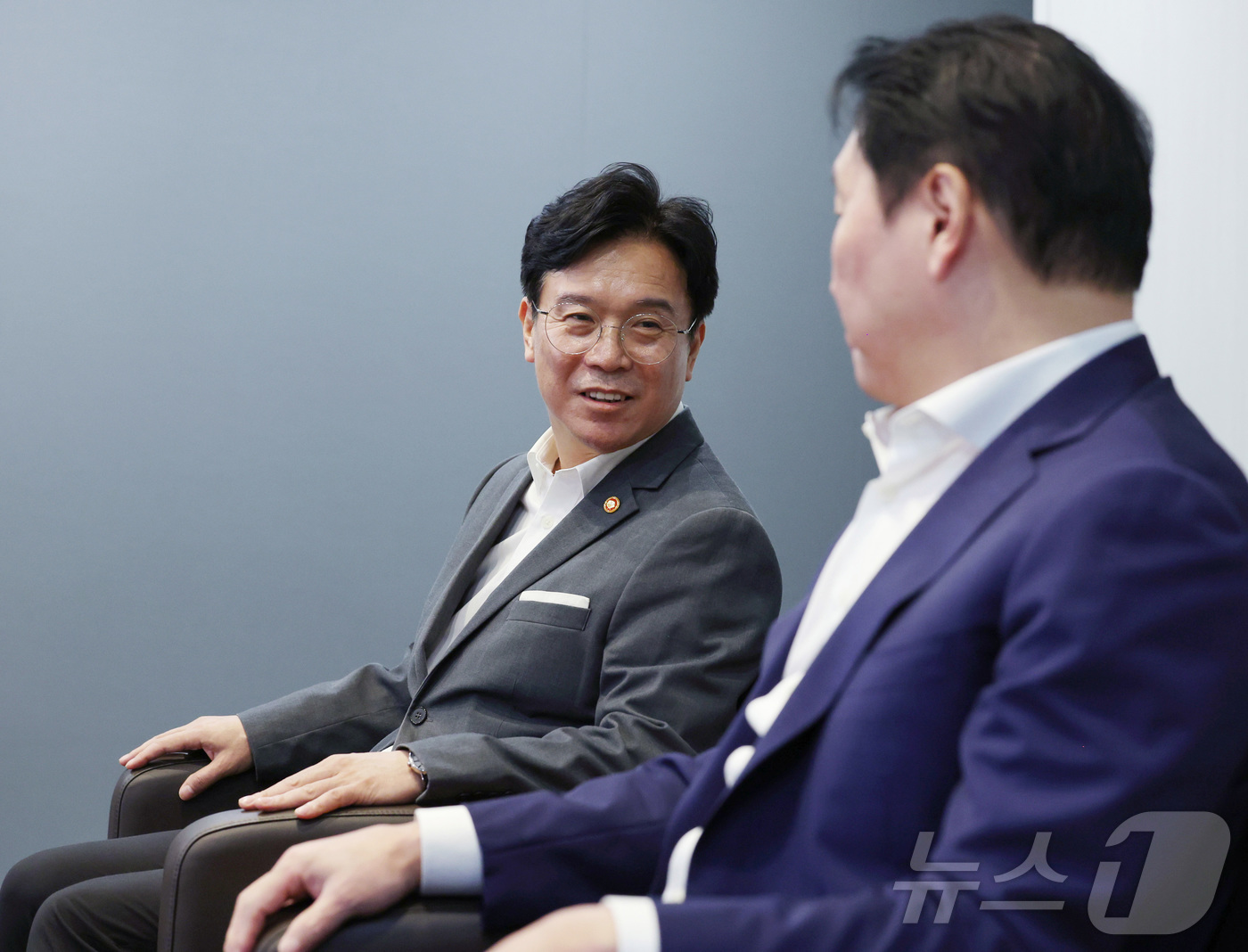 (서울=뉴스1) 이승배 기자 = 최태원 대한상공회의소 회장이 24일 서울 중구 대한상의에서 김영훈 고용노동부 장관과 만나 대화하고 있다.  (공동취재) 2025.7.24/뉴스1