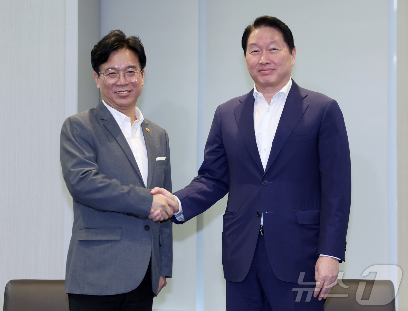 (서울=뉴스1) 이승배 기자 = 김영훈(왼쪽) 고용노동부 장관과 최태원 대한상공회의소 회장이 24일 서울 중구 대한상의에서 만나 악수하고 있다. (공동취재) 2025.7.24/뉴스 …