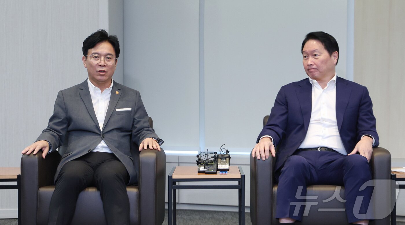 본문 이미지 - 최태원 대한상공회의소 회장이 24일 서울 중구 대한상의에서 김영훈 고용노동부 장관과 만나 대화하고 있다. &#40;공동취재&#41; 2025.7.24/뉴스1 ⓒ News1 이승배 기자