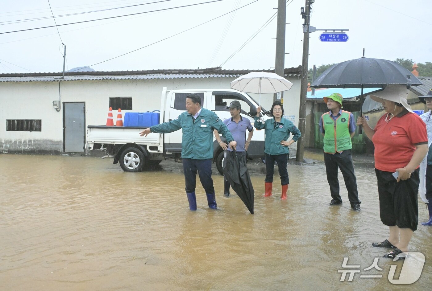 본문 이미지 - 지난 17일 전북 순창군에 집중호우가 쏟아진 가운데 최영일 군수가 현장을 점검하고 있다.(순창군 제공. 재판매 및 DB금지)/뉴스1 